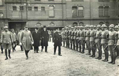 99022 Afbeelding van de inspectie der troepen door generaal-majoor W.C. baron Roëll van Hazerswoude (midden) bij de ...